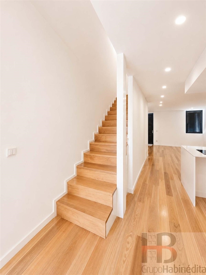 Sala com soalho em madeira