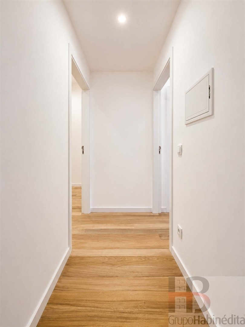 Quarto luminoso com roupeiro embutido